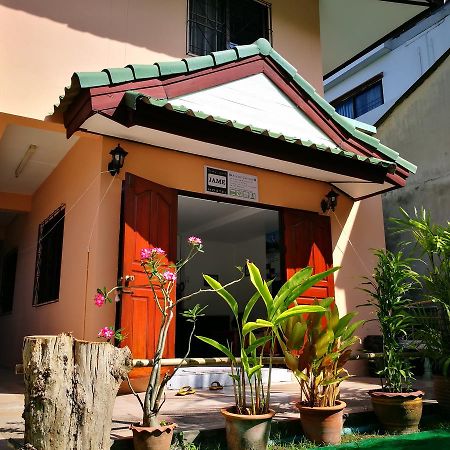 Stay With Jame Hostel Чиангмай Екстериор снимка